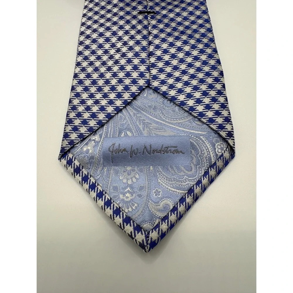 John W Nordstrom Mens Blue Silver Houndstooth Silk Necktie Made in USA 3.5 Inch